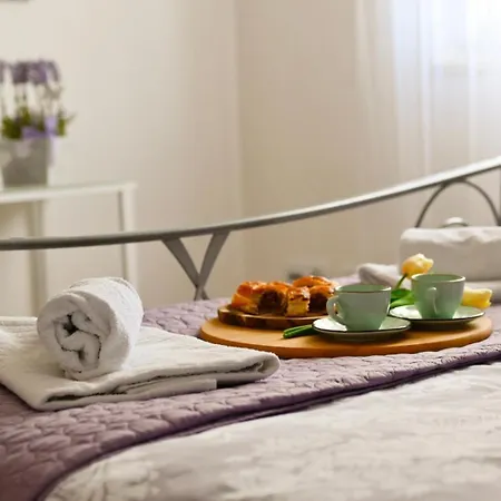 Leonora アパート